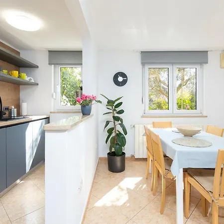 Dragonja Apartman *